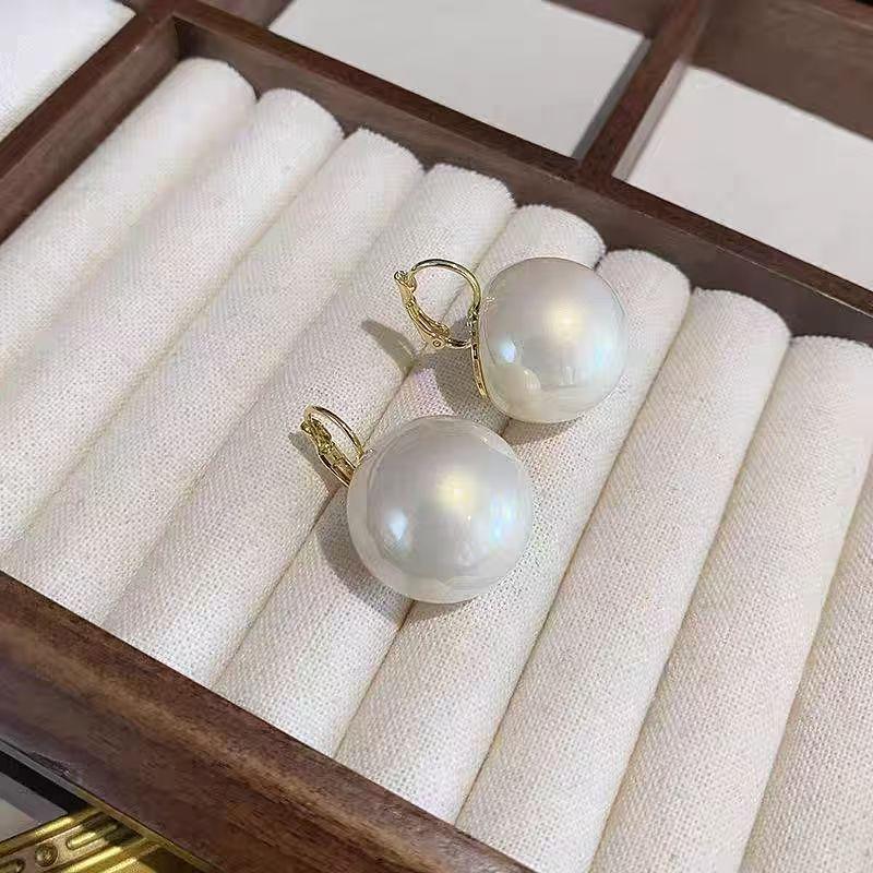 Elegant Pearl Earrings for Women: Minimalist European-America Hepburn Style Studs, Versatile Light Luxury Pendants