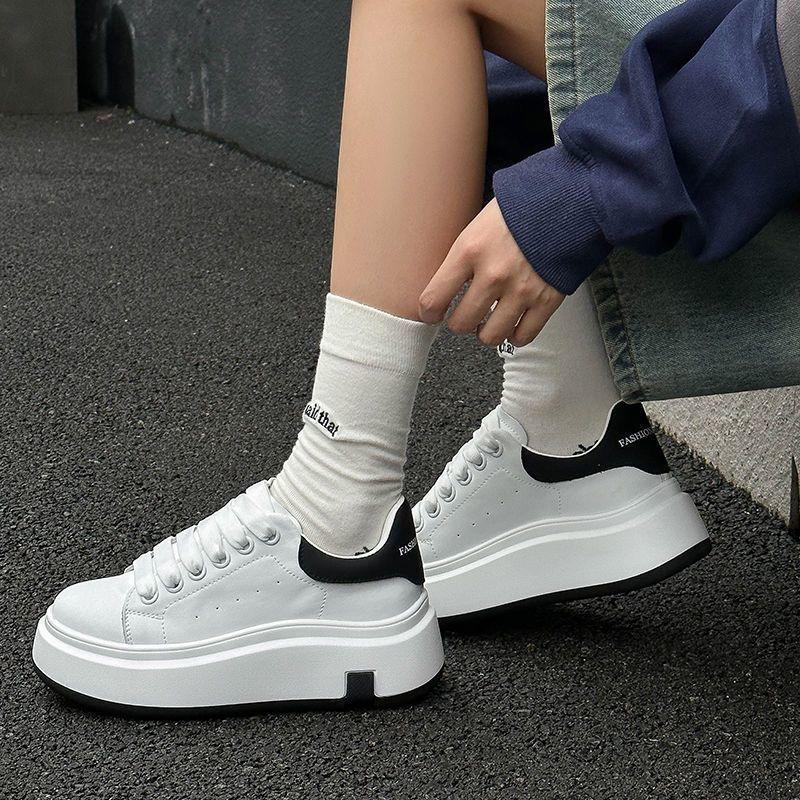 Mode kleine weiße Schuhe zeigen dünne Muffin-Plateau-Freizeitschuhe 2025 Frühling und Herbst neu klassisch vielseitig farblich passend Board-Schuhe Frauen