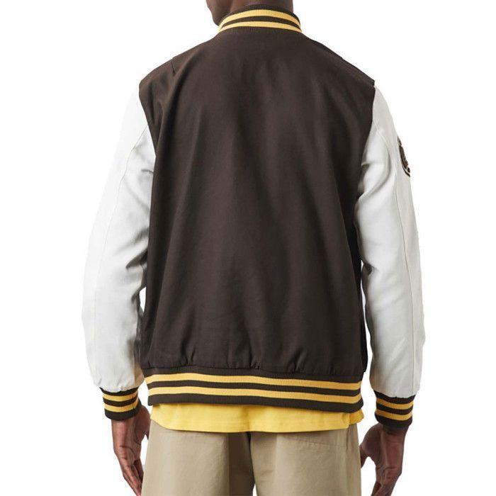Blouson New Era Heritage Varsity - Réf. 60284780. Couleur : Marron, Blanc, Jaune. Détails. - Manches de contrôle des couleurs. -