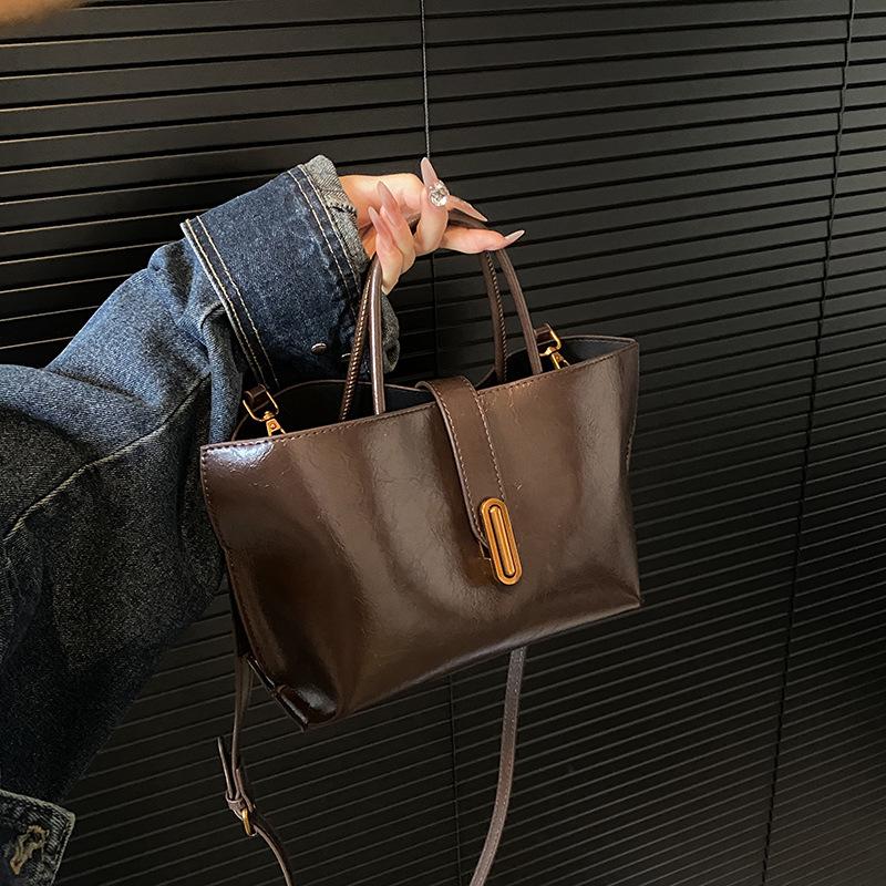 High-quality Handbag for Large Women Versatile Luxury Commuting Letter Shoulder Bag Fashiable Single-shoulder Crossbody Bag
