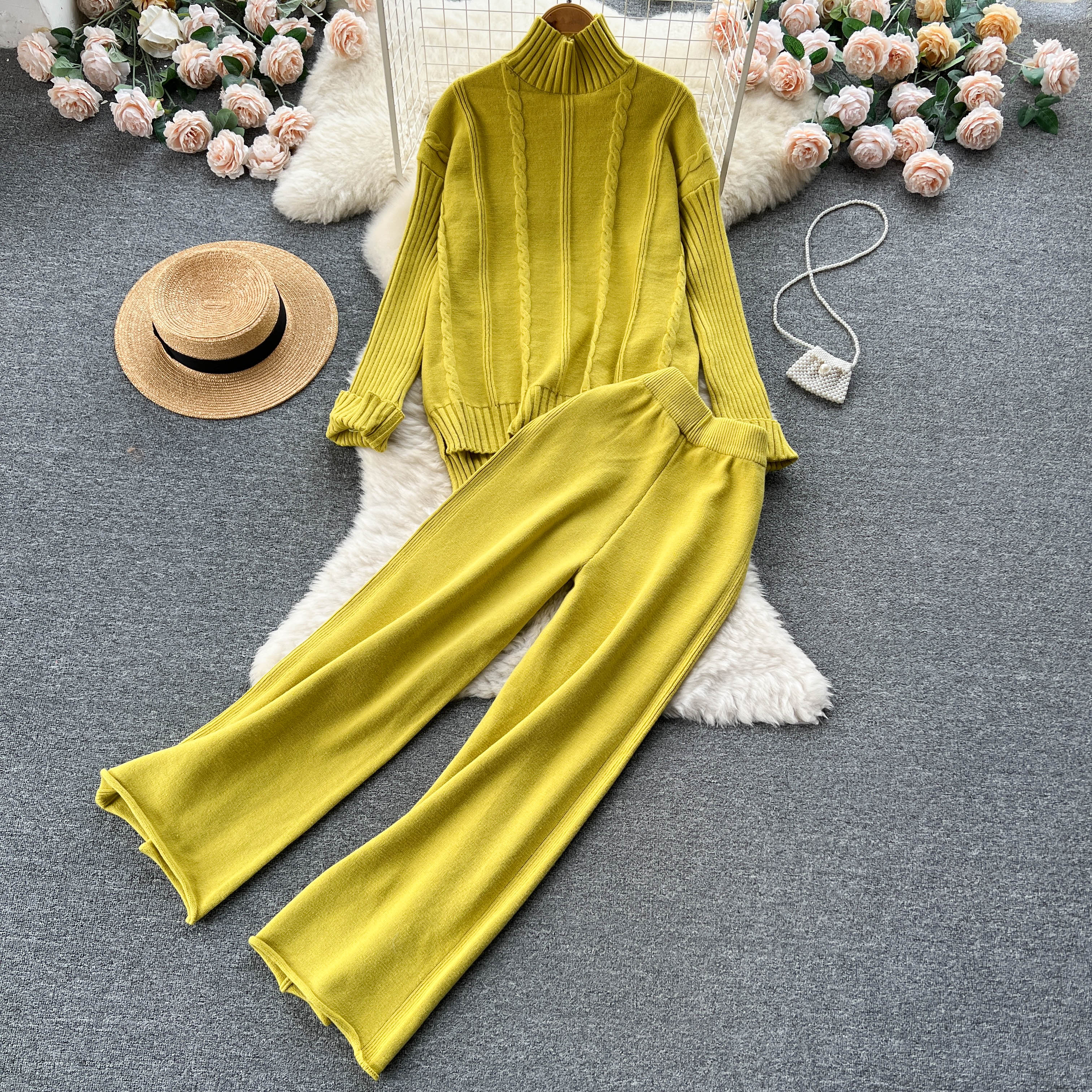 

Маленький свитер нерегулярной формы с высоким воротником «Ароматный ветер» плюс свернутые прямые широкие брюки Вязаный комплект из двух предметов для женщин