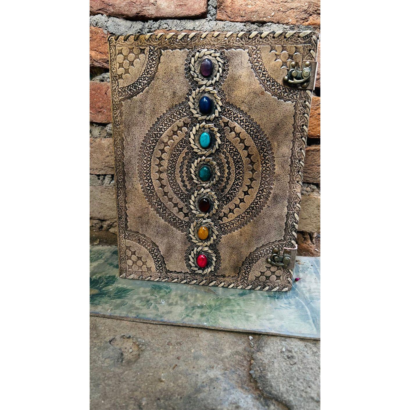 

Кожаный блокнот «Семь камней»: Книга заклинаний ручной работы 13 x 10 in - 100 Sheet