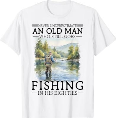 Unterschätze niemals einen alten Mann, der mit 80 angeln geht T-Shirt