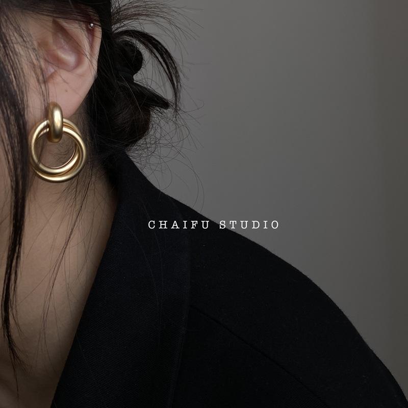 Cold and Stylish Exaggerated Metallic Texture Elegant Round Stud Earrings for The Ears