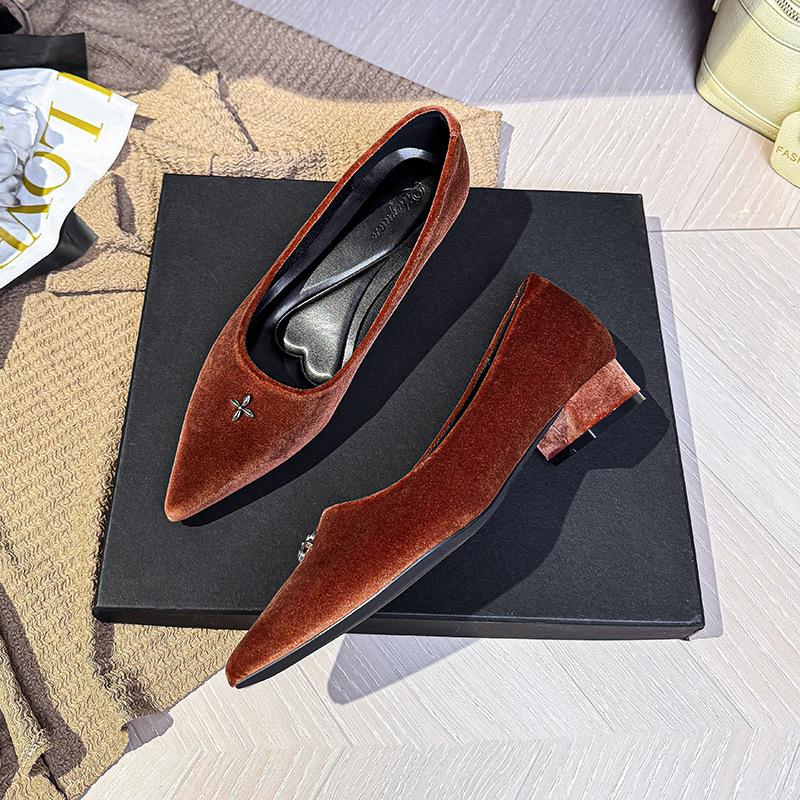 

Остроносые туфли-лодочки на толстом каблуке, женские, новые на весну и осень 2025 года, французские, из черной замши, темпераментные, универсальные, на низком каблуке 40