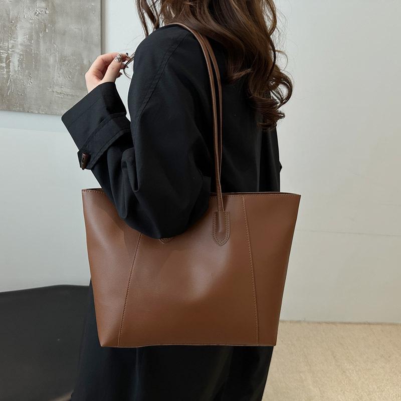2024 Retro Large-Capacity Shoulder Tote: Casual Autumn/Winter Women's Pendant Bag