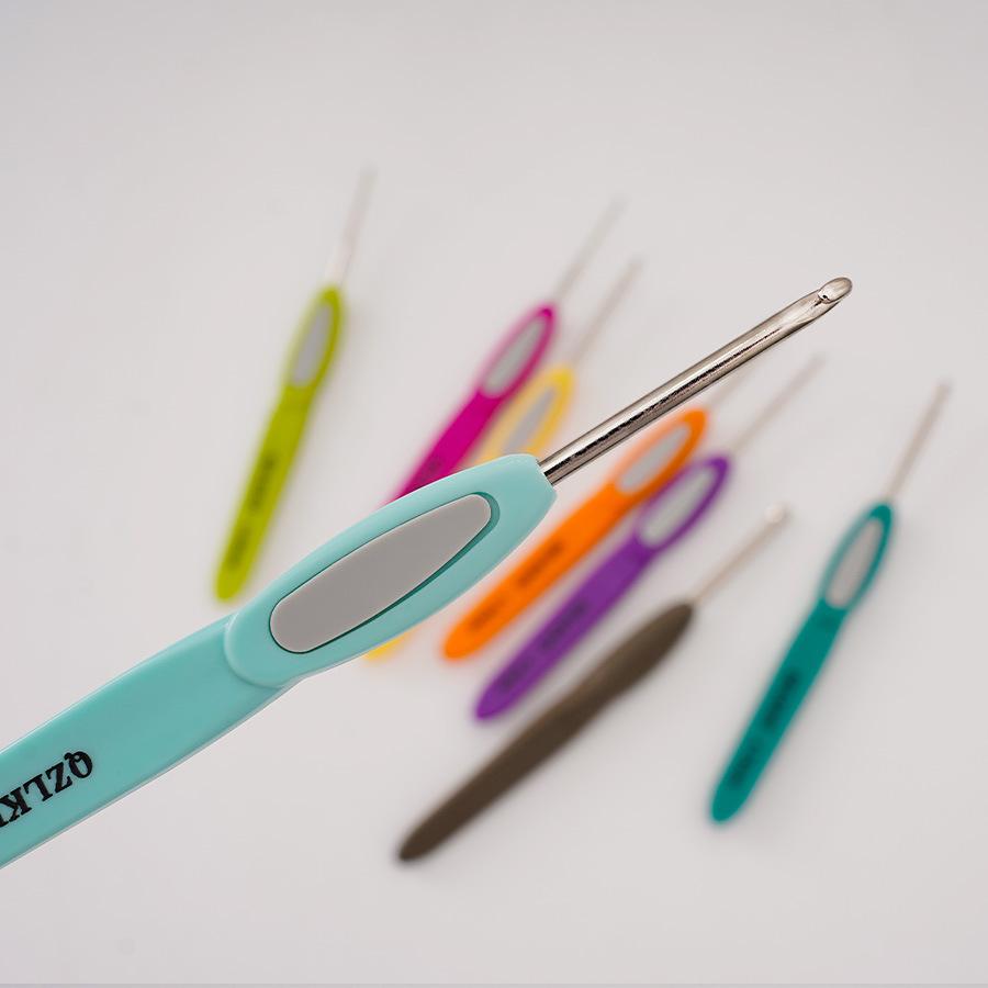 Narzędzia do dziergania, druty do swetrów, kolorowe plastikowe antypoślizgowe uchwyty, cienki szydełek koronkowy, zestaw 10 szt. w woreczku.