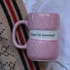 Taza de cerámica con diseño de ovillo de lana tejido con eslogan divertido.