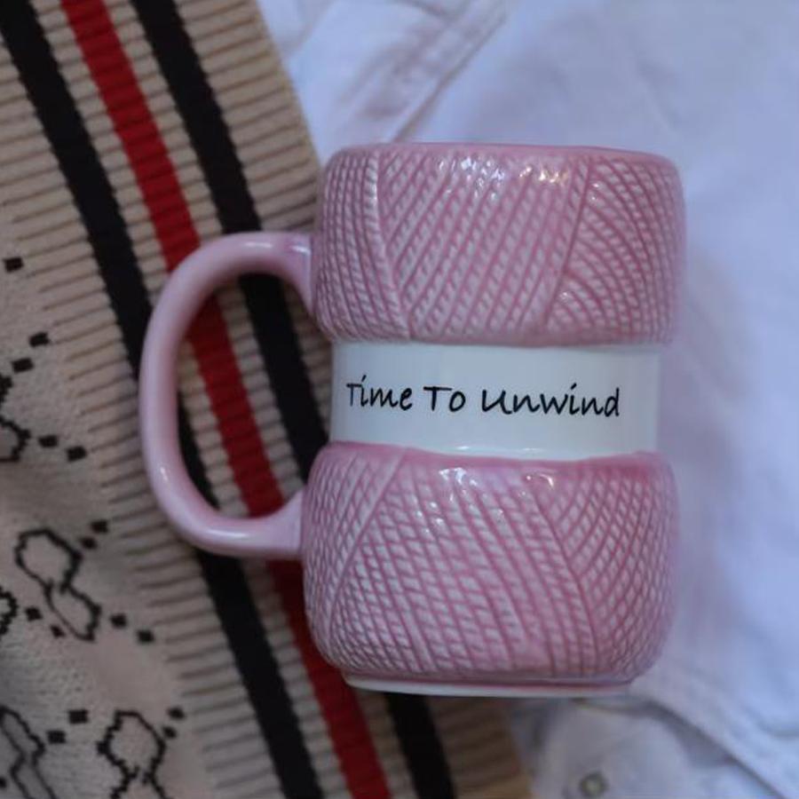 Taza de cerámica con diseño de ovillo de lana tejido con eslogan divertido.