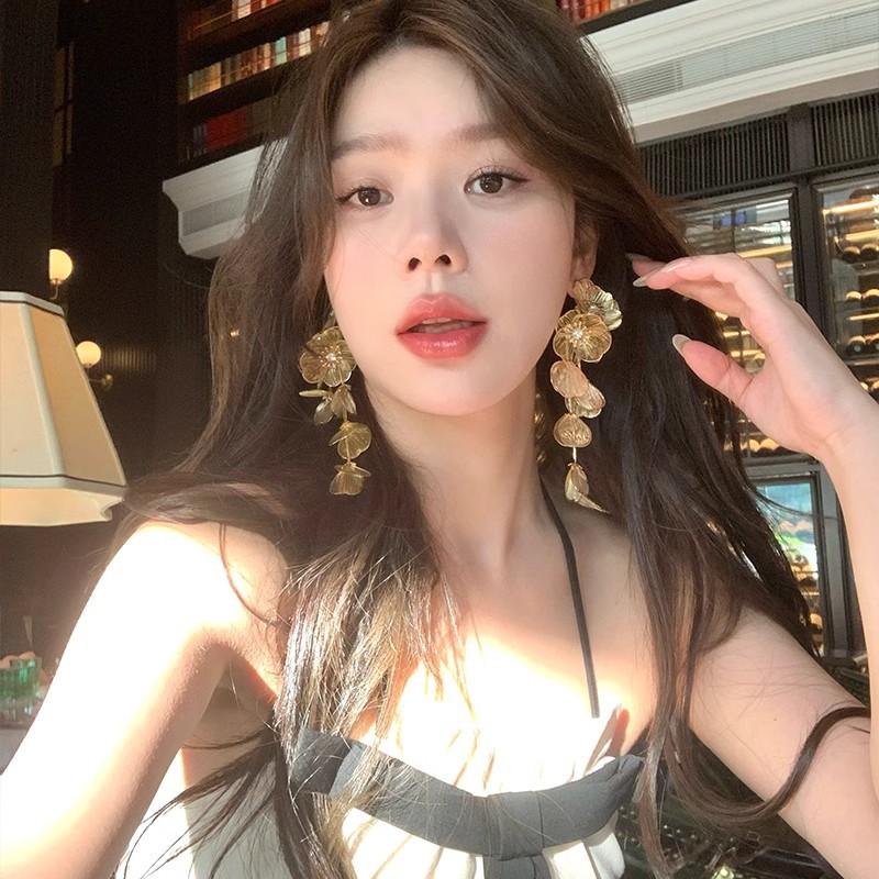Französisch Gold Blume Quaste Einzigartige Ohrringe Damen High-End Sinn Leichter Luxus Wunderschöne Ohrstecker Übertrieben Und Kleines Gesicht
