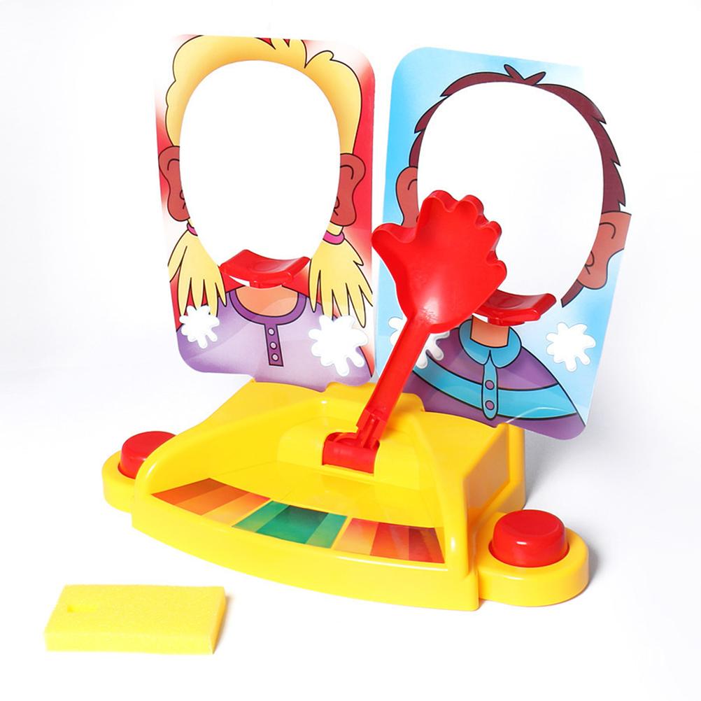 Ein Zwei-Spieler-Sahne-Schlag-Brettspiel, eine gelbe Kuchen-Zerstörungsmaschine (Das Wort 'Pie Face' darf nicht verwendet werden).