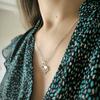 Серебряное колье с натуральным фианитами, перламутром, вес изделия 2,61 гр (2185581)
