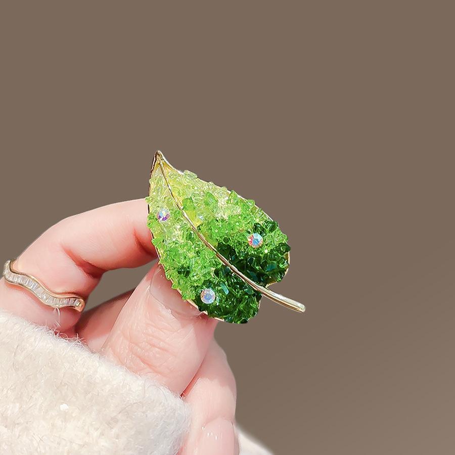 Gradient Crystal Green Leaf Brooch, High-end Women's Niche Design Sense, Tree Leaf Brooch, Elegant Brooch