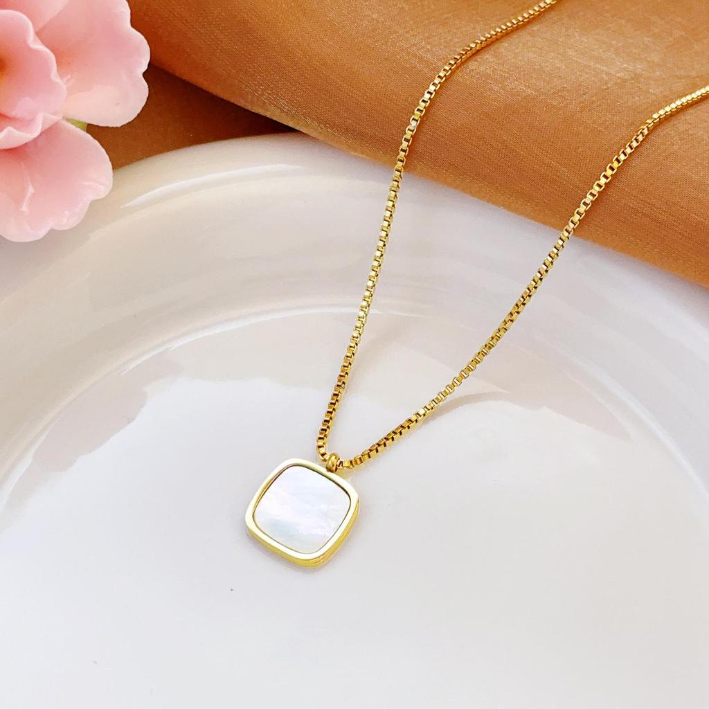 Złoty naszyjnik ze stali nierdzewnej: Elegancka, Wszechstronna, Nieblaknąca Biżuteria Damska