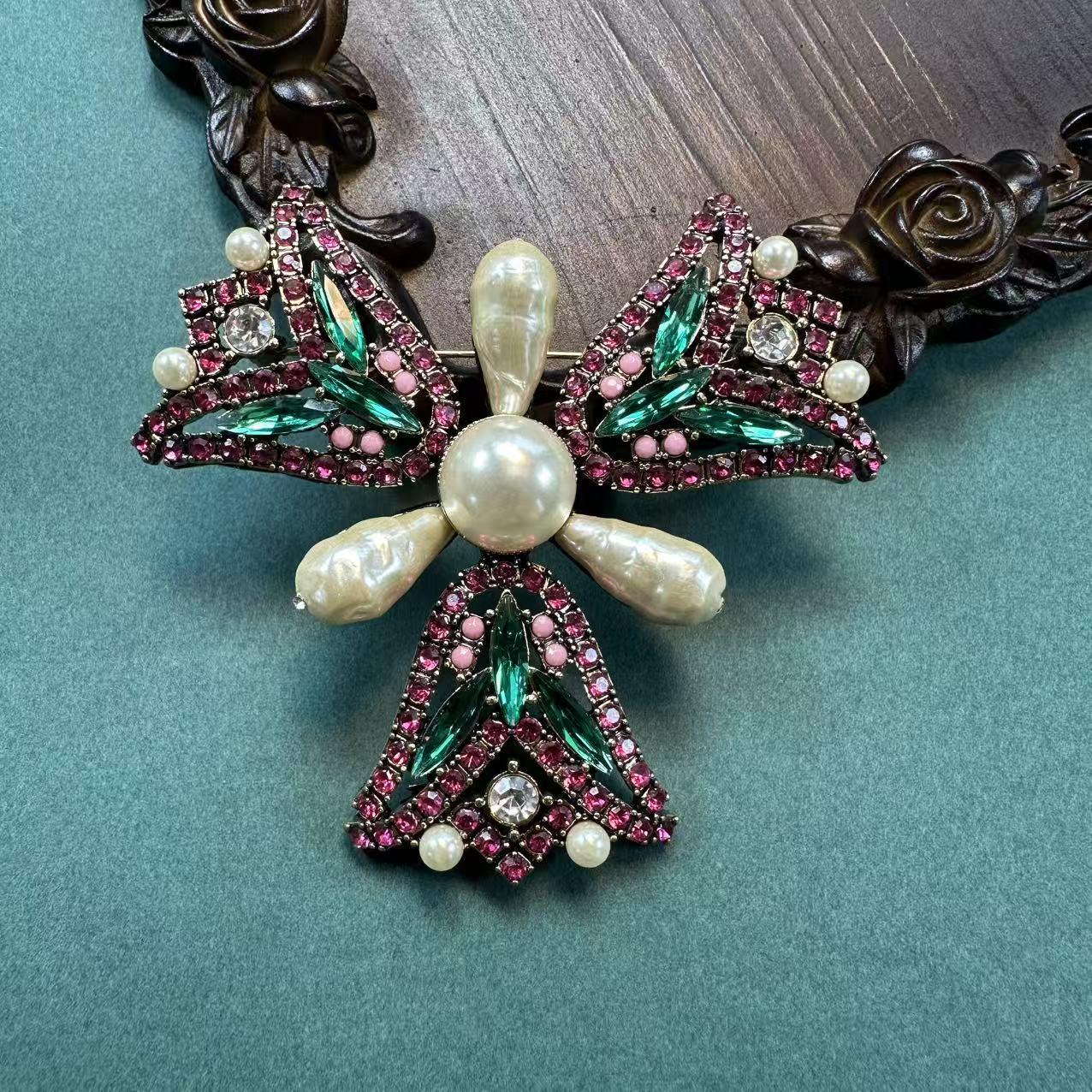 

Vintage Triangle Floral Distressed Diamond Pearl Brooch