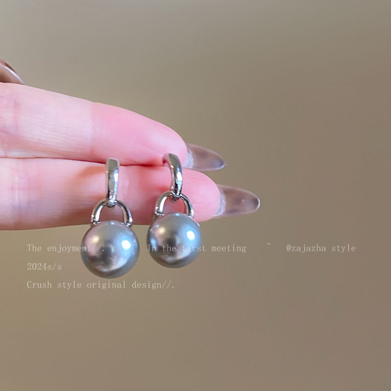 

Accessible Luxury Ouyang Nana Women s Minority Fashion Pearl Earrings Gray Pearl