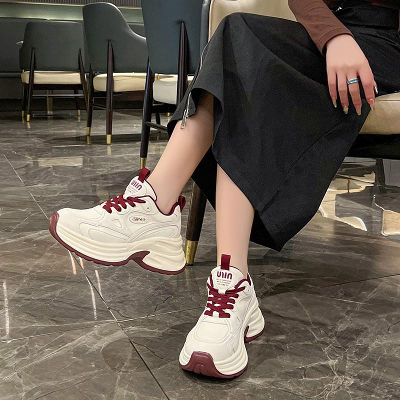 Leather Daddy Shoes 2024 Winter New Thick-soled A-word Polish Retro Versatile Height-increasing Lace-up Leather Casual Shoes.