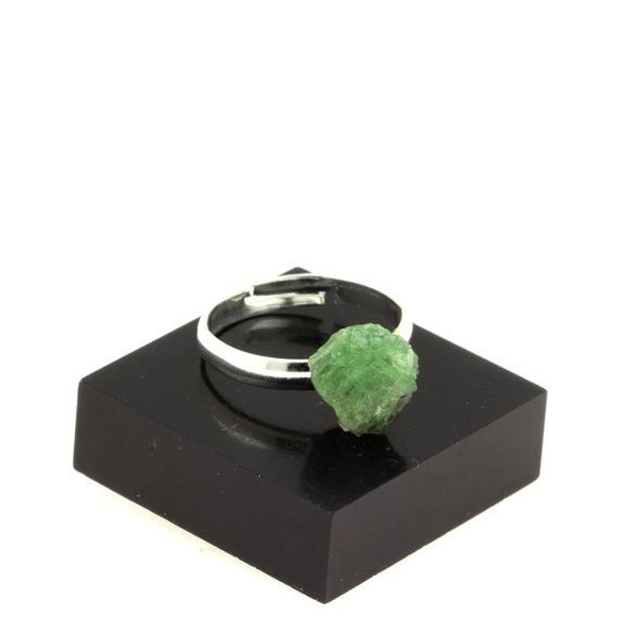Pierres et Minéraux. Bague Grenat Tsavorite brut plaqué argent. 10.67 ct. Taille réglable.