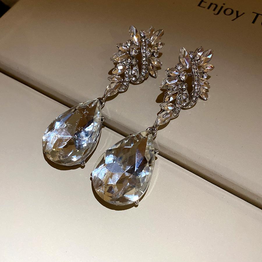 

Silver needle diamond-encrusted water drop pendant earrings, personalized design sense, fashionable and exquisite earrings, light luxury earrings