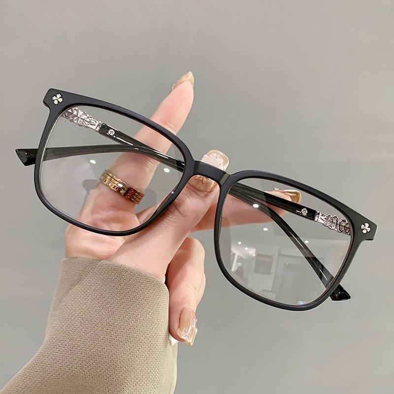 Anti-blue Light Glasses: Stylish Large Frames for Female Students and Trendy Prescription Glasses for Men.