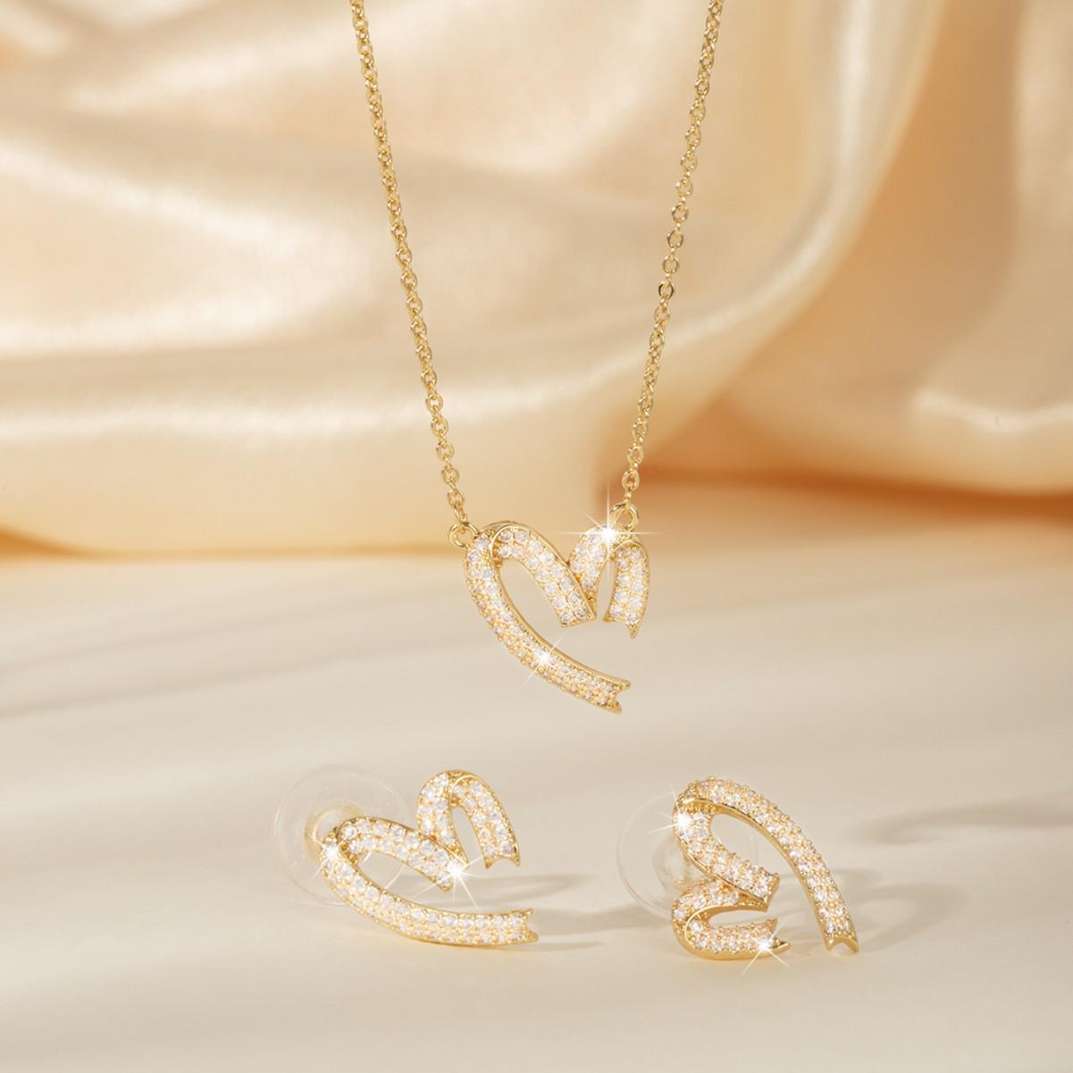 

Серебряный ювелирный набор «Сердце с бриллиантами и лентой»: Элегантные серьги-пусеты и ожерелье для женщин