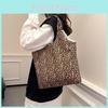 Grand sac cabas élégant pour femme, à imprimé léopard chic, idéal pour la mode automnale.