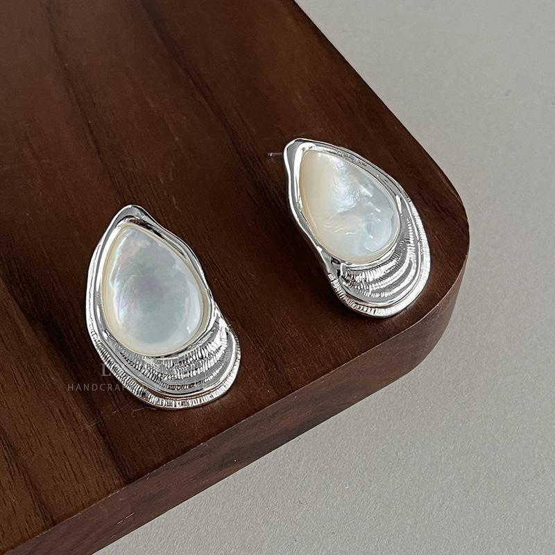 Simple retro oval natural fritillary stud earrings Korean intellectual versatile atmosphere earrings premium daily exquisite earrings