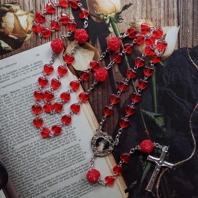 62KD Rote Herzen Katholische Rosenkranz Halskette Perlen Heilige Figur Jesus Hängender Anhänger Charm für Frauen Männer Kirchen Dekoration Geschenk
