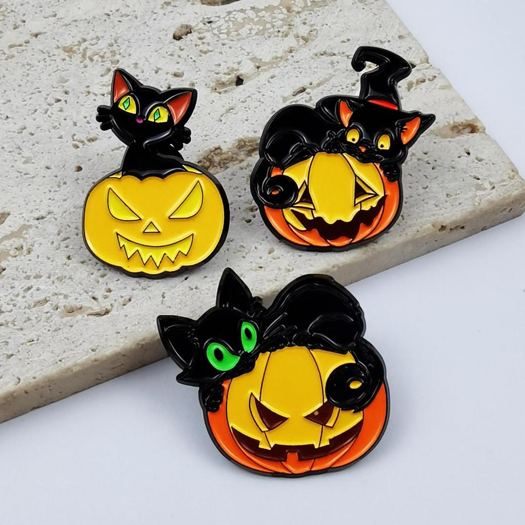 Creative Black Cat Halloween Brooch: Cute Cartoon Pumpkin Ornament for Clothing, Backpacks, and Accessories.