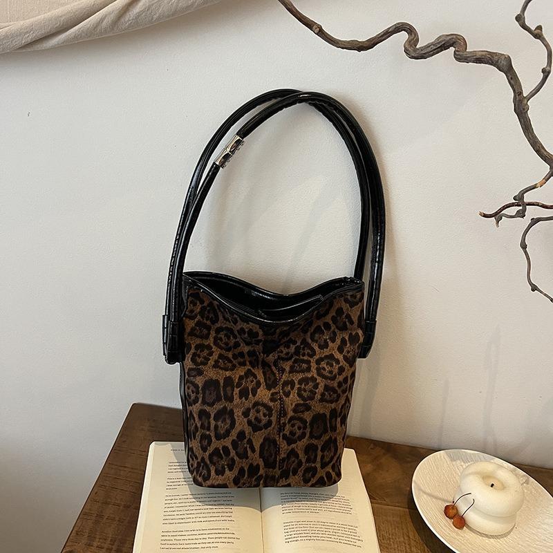 

Spring and summer women s new leopard print shoulder bag texture large capacity bucket bag fashion trend messenger bag bag коричневий