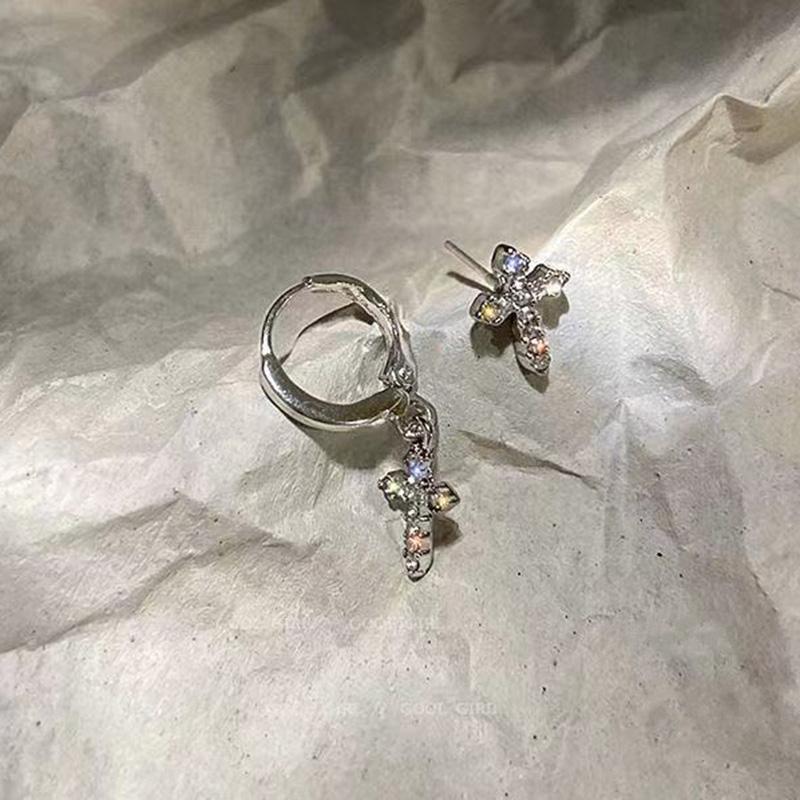 Diamond-studded Silver Needle Cross Earrings New Wave Earrings Female Punk Fashion Asymmetric Earrings.