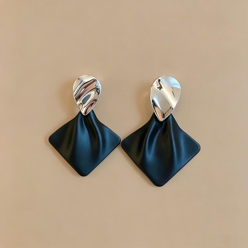 European and American pleated geometric earrings, fashion temperament, design sense, light luxury, niche personality, exquisite trend earrings