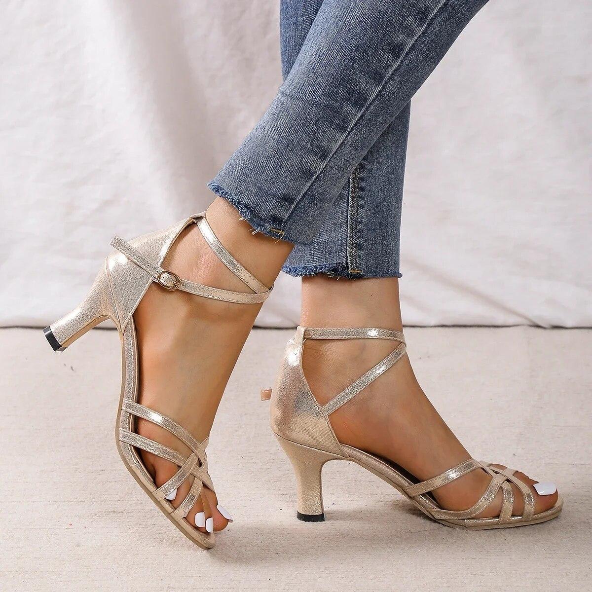 Новый стиль британский стиль модные сандалии с открытым носком и пряжкой рыбий рот женские модные удобные туфли на высоком каблуке 35 шампанского 2327₽