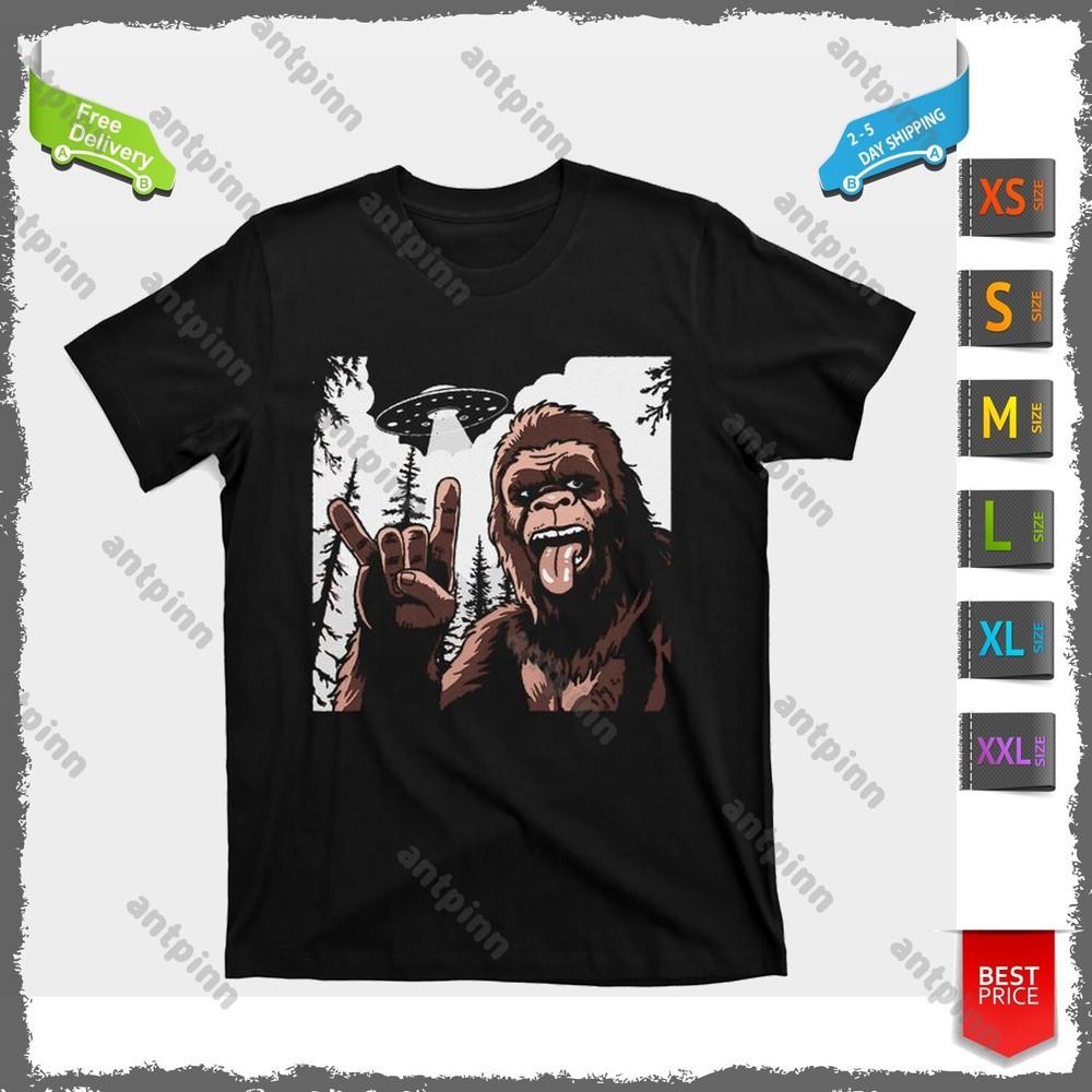 Funny Sasquatch Bigfoot Rock On Selfie With Ufo Alien T-Shirt Usinex Unisex T-Shirt S