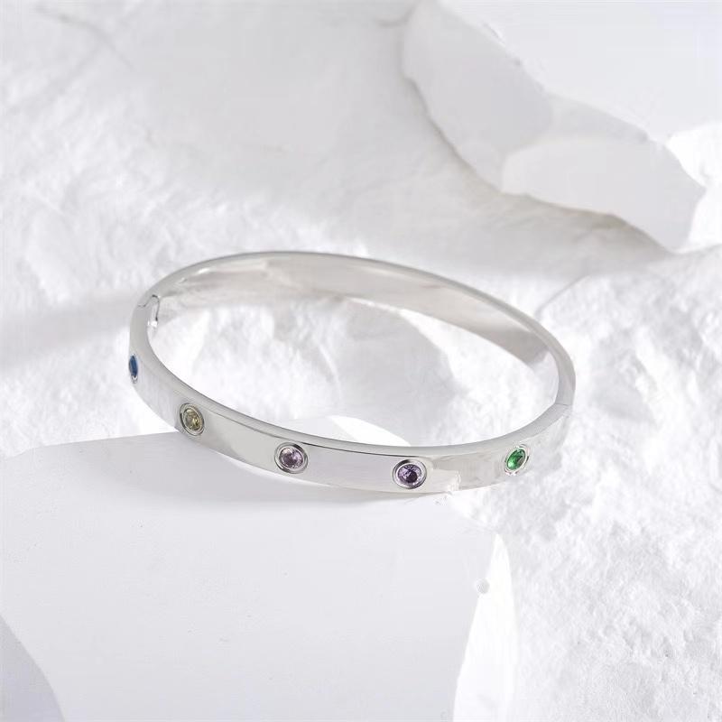 Neues Design Goldfarbe Zirkon und Kreuzmutter Nagelarmband Gold & Armreif für Frau Edelstahl Schraubschmuck