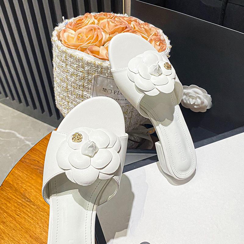 Mode 2025 Kamelia Blomma Damtofflor Svart Vit Läder Sandaler Damer Sommar Slides Skor Metall Kamelia Blommig Flip-flops