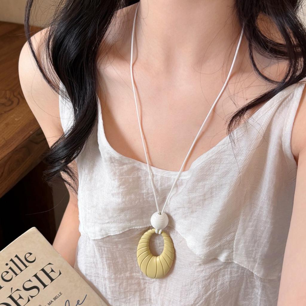 2026 New Geometric Pendant Necklaces Women Macaron Color Oval Sweater Chain Exquisite Aesthetic Daily Party Jewelry Accessories