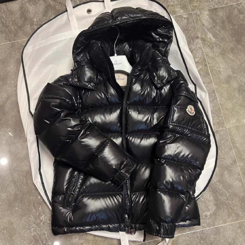 The correct version of M in stock is thickened down jacket for men and women, cold-proof short style, glossy hooded, extremely cold Northeast velvet.