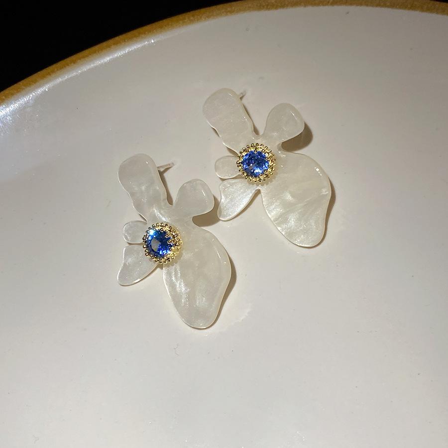 Silver needle zircon resin flower earrings Korean simple small fresh stud earrings sweet fashion niche earrings women
