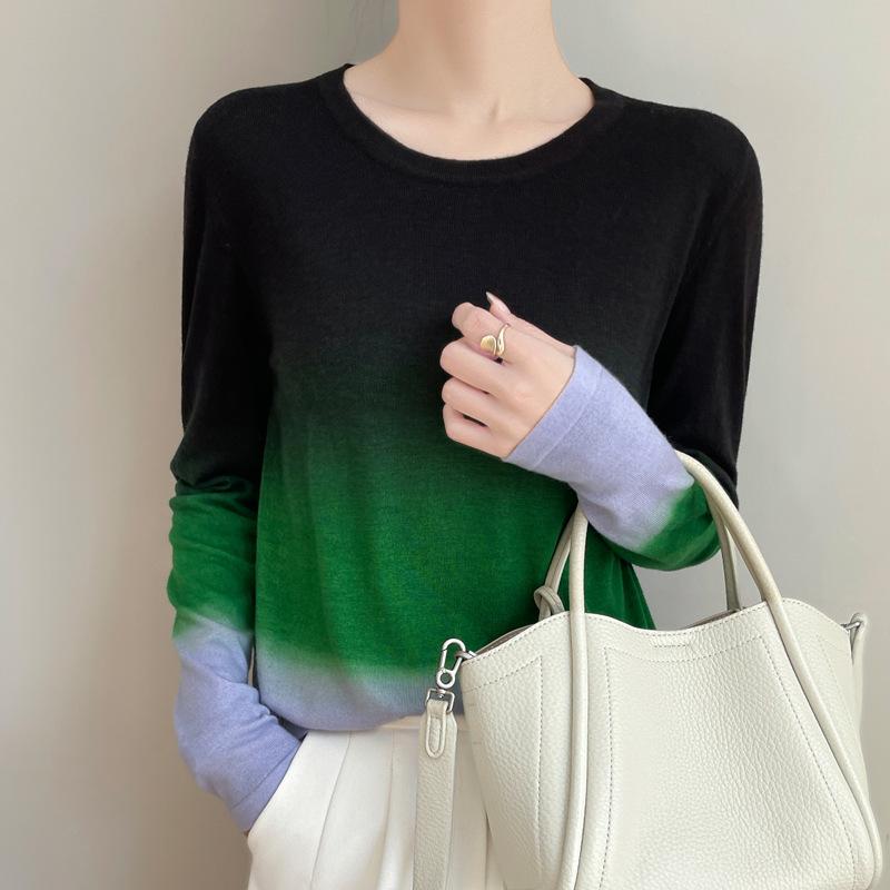 Ein neuer Frühlingsstil Rundhals-Strickpullover mit einem Farbverlauf-Design und einer lockeren Basisschicht