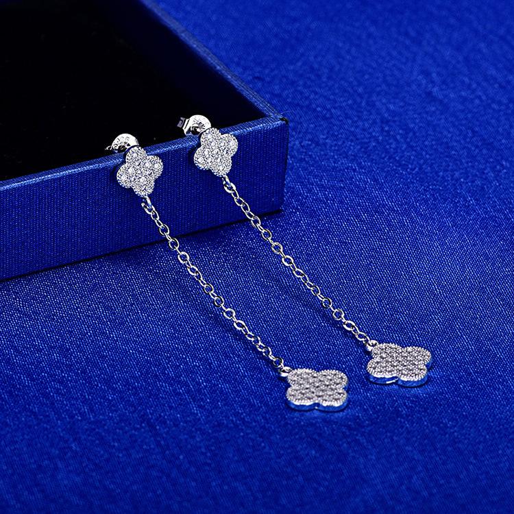 

Простые женские длинные серьги-кисточки с маленьким цветком и цирконием в микрооправе в виде четырехлистного клевера