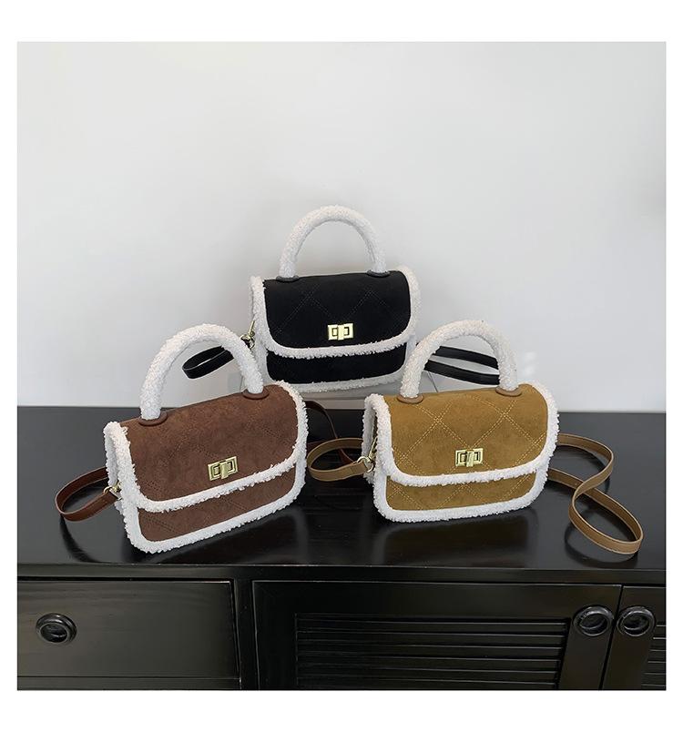 Сумочка с вышитыми нитками в виде ромба и необработанными краями — фото 4