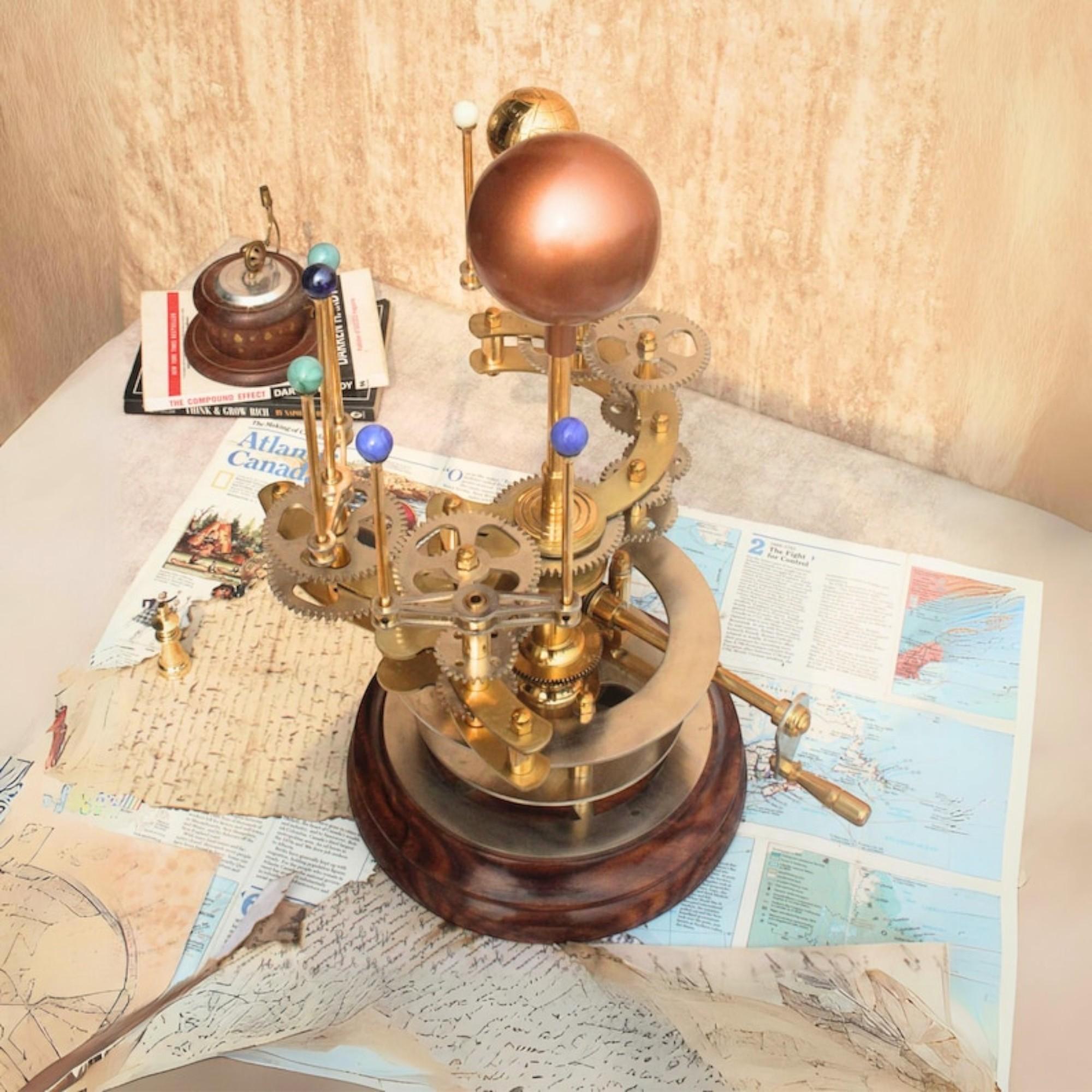 

Brass Orrery — действующая модель вращения Земли и Луны по своей орбите