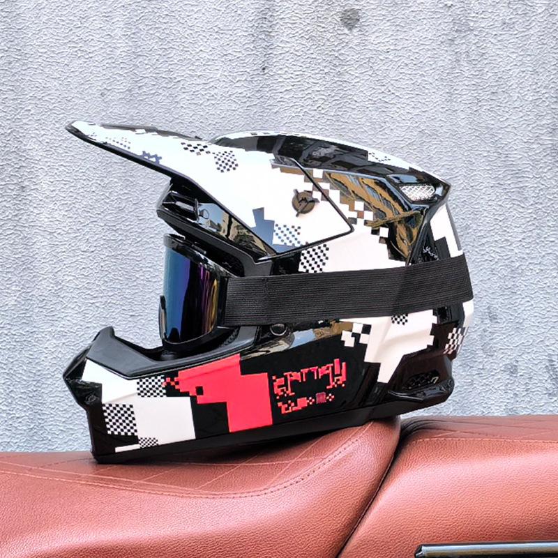 Send three red and blue downhill helmets off-road mountain bike riding safety helmets men's and women's cycling forest helmets