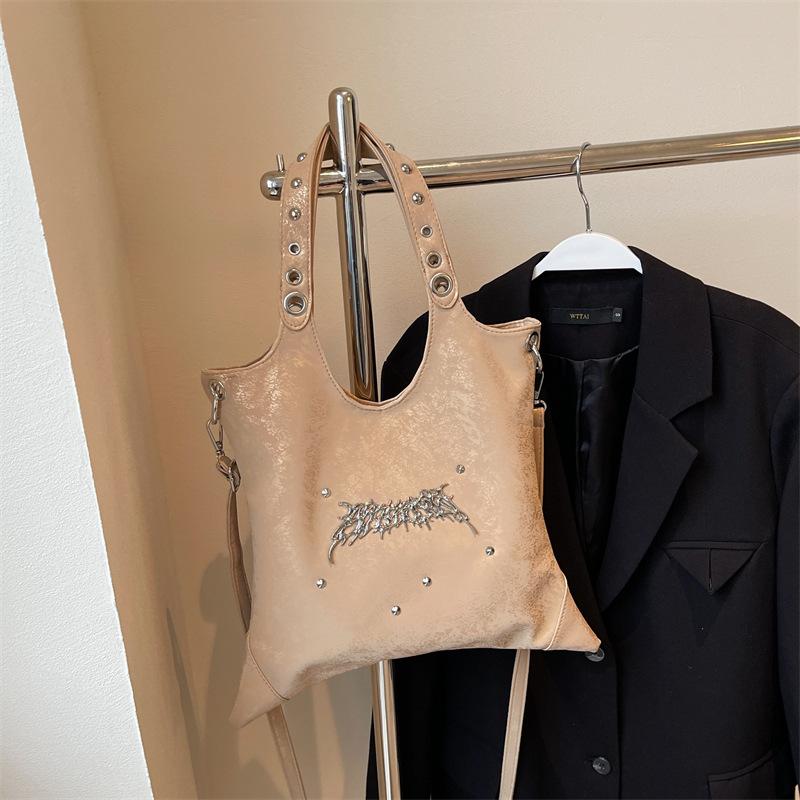 

Нишевый дизайн темный ветер Spice girl ручная сумка-хобо с заклепками 2025 новая большая вместимость на плечо кроссбоди сумка-тоут хаки