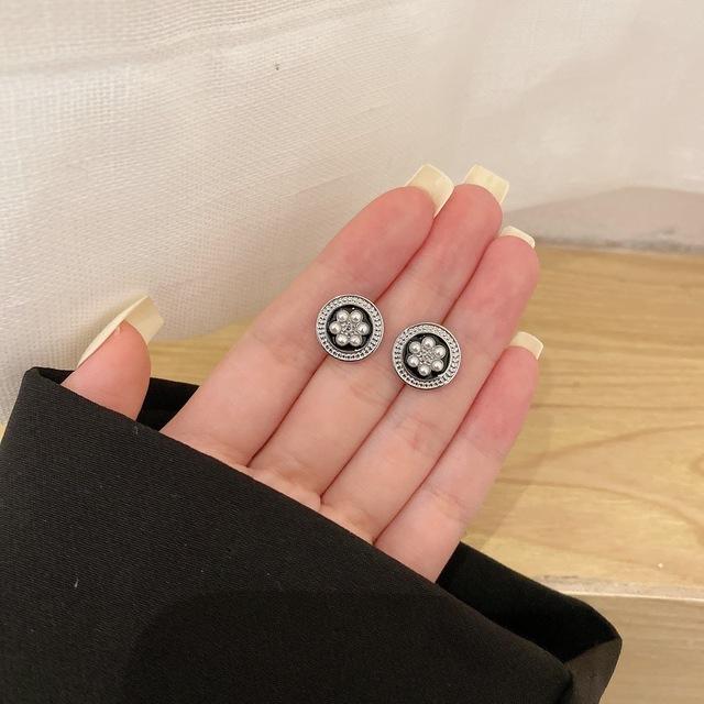 

Корейские простые серьги-клипсы в виде ракушки, камелии, розы, без пирсинга, ретро-серьги-клипсы в виде цветка ромашки, без прокола уха