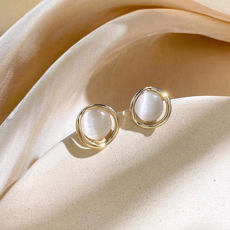 Silver Needle Cat's Eye Stone Circle Stud Earrings - French Retro Design, Light Luxury & Simple High-End Jewelry for Women