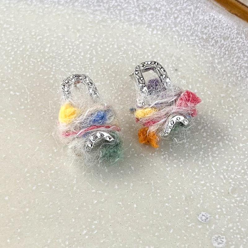 

Осенне-зимние шерстяные серьги в обертке, плюшевые серьги нового цвета, уникальные темпераментные милые и игривые женские серьги