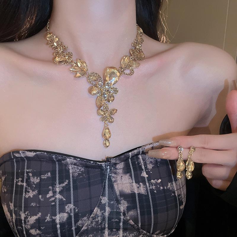 Elegante mit Diamanten besetzte Halskette & Schmuckset für Damen - High-End, vielseitig, super funkelnde Luxus-Schlüsselbein-Accessoires