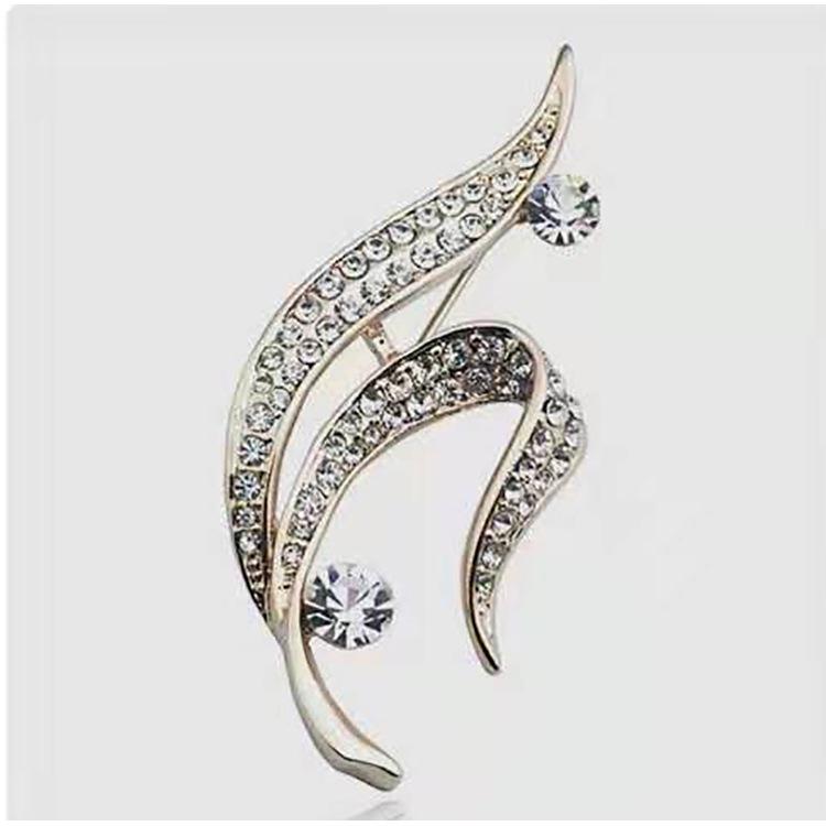 Elegant Women's Pearl & Rhinestone Cartoon Brooch Scarf Buckle with Diamond-Studded Alloy Corsage